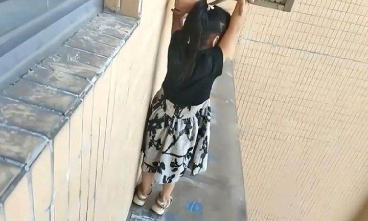 Clip: Bé gái sống sót kỳ diệu sau cú ngã từ tầng 20 xuống mái che mưa tầng 13