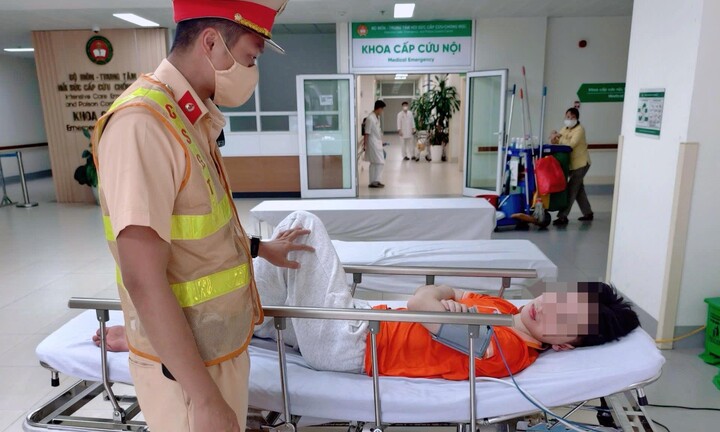 CSGT Hà Nội mở đường đưa nam sinh bị đột quỵ đi cấp cứu kịp thời