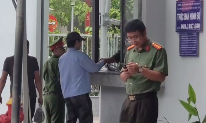 Ca sĩ Khánh Phương tới làm việc với Công an TP.HCM