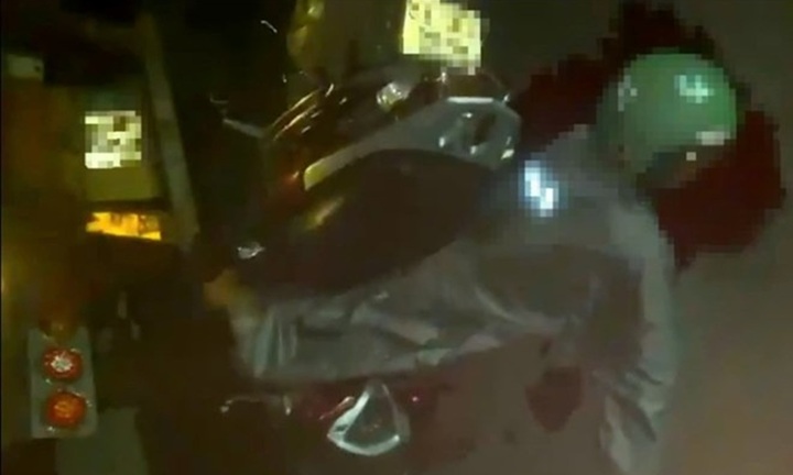 Tông vào xe đầu kéo đỗ bên đường, người đàn ông tử vong thương tâm