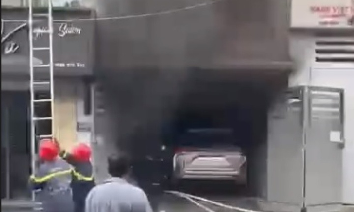 TP.HCM: Cháy nhà 6 tầng, 6 người được cảnh sát cứu an toàn