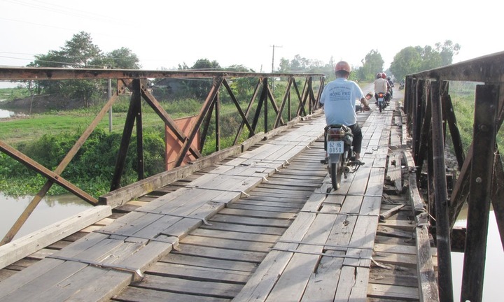 Đi bộ qua cầu sắt, bé gái 10 tuổi ở Cà Mau bị điện giật tử vong thương tâm