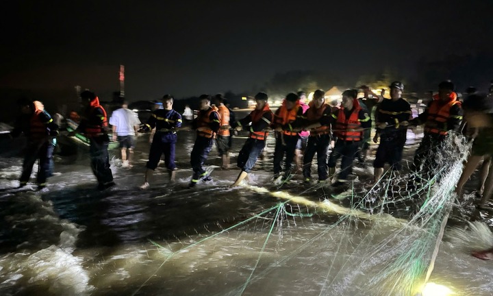 Nam sinh lớp 7 mất tích khi tắm biển trước giờ bão Bualoi đổ bộ