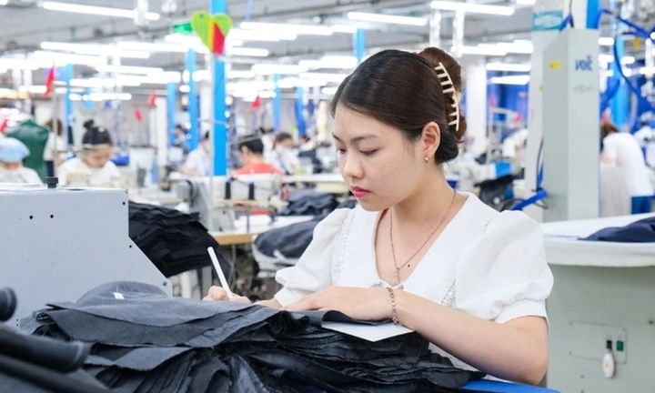 Bộ Nội vụ đề xuất tăng lương tối thiểu 7,2%, áp dụng từ 1/1/2026