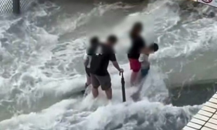 Liều lĩnh đưa 2 con nhỏ đi