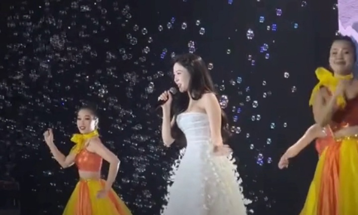 Hoa hậu Kiều Duy khiến mạng xã hội 