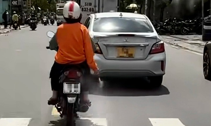 Xuất hiện clip người phụ nữ ngồi sau xe máy rải 