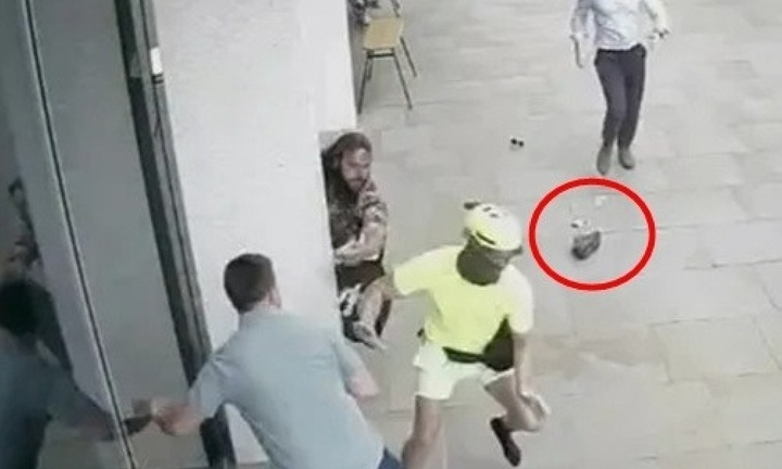 Tên trộm điện thoại sa lưới vì... rớt một chiếc giày khi bỏ trốn