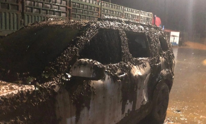 Khoảnh khắc đất đá dội xuống 5 ô tô, nhiều hành khách thoát nạn trong gang tấc