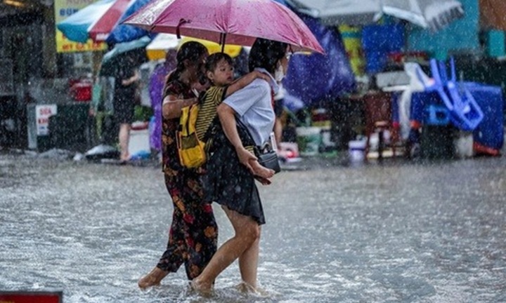 Mưa lớn từ hoàn lưu bão BUALOI, nhiều tỉnh thành cho học sinh nghỉ học