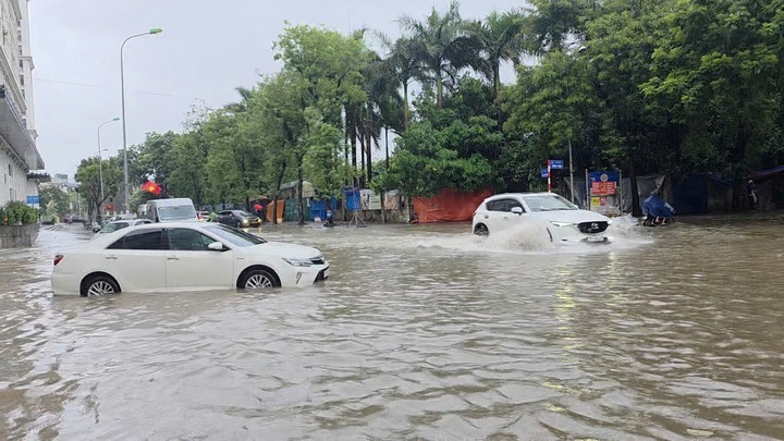 Hà Nội mưa rất to, cảnh báo những tuyến phố có nguy cơ ngập úng