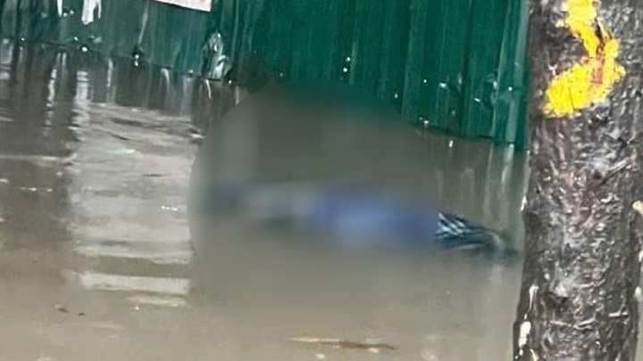 Điều tra nguyên nhân người đàn ông tử vong bất thường trên đường ngập ở Hà Nội