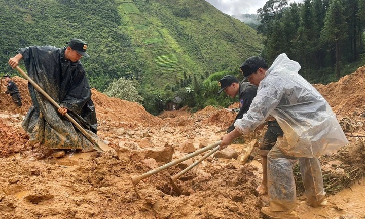 4 nạn nhân bị vùi lấp ở Lũng Cú: Hàng trăm người cùng chó nghiệp vụ nỗ lực tìm kiếm
