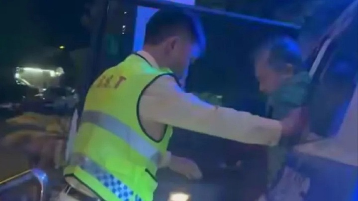 Bị rắn độc cắn, người đàn ông ở Quảng Trị được CSGT kịp thời hỗ trợ, đưa vào viện cấp cứu