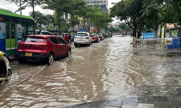 Sáng 1/10, nhiều người dân Hà Nội vẫn phải 