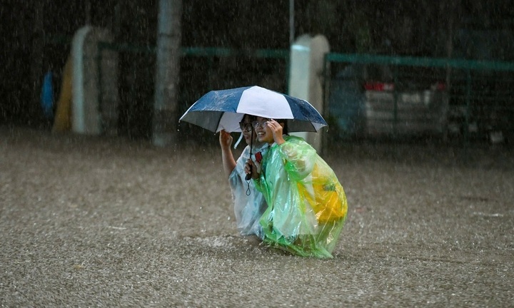 Sở GD&ĐT Hà Nội nói gì về quyết định cho học sinh nghỉ học do mưa ngập?