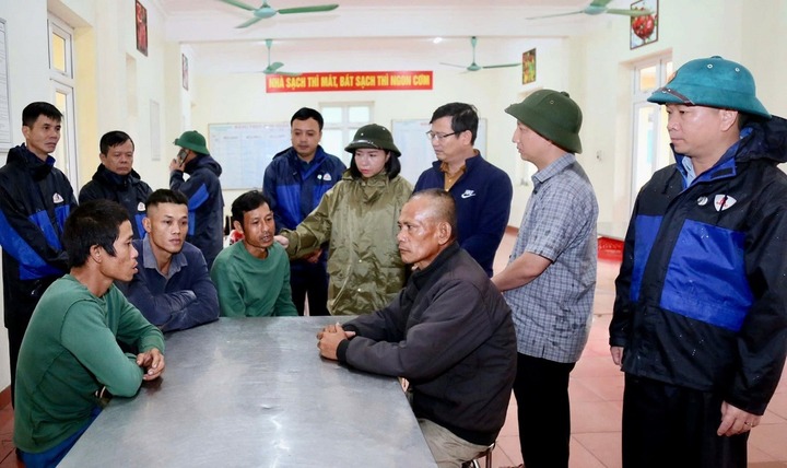 Thuyền viên thoát chết kể lại phút sinh tử lúc tàu cá bị cuốn trôi ở Quảng Trị, 6 người vẫn mất tích