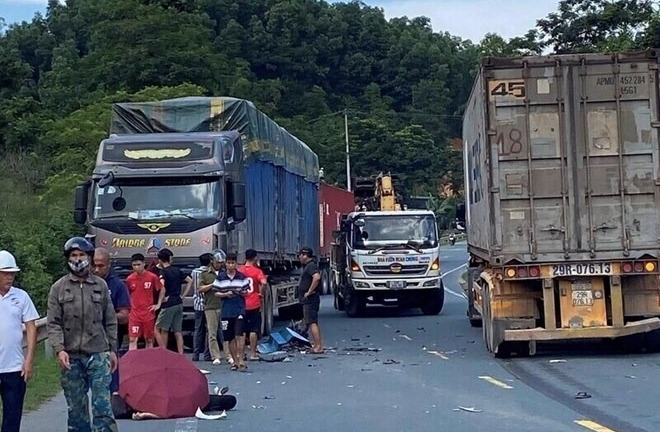 Hai học sinh thương vong sau va chạm với 2 xe đầu kéo 