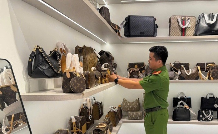 Lật tẩy bí mật bên trong loạt cửa hàng thời trang quanh chợ Hàn, Đà Nẵng