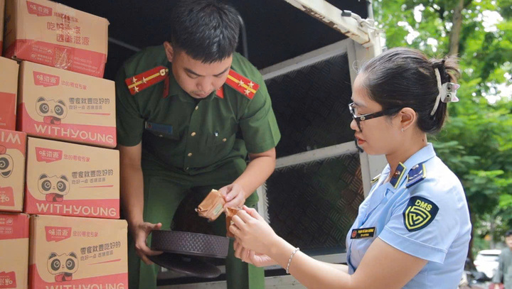 Hà Nội: Phát hiện xe chở 2.500 bánh Trung thu nhập lậu, không rõ nguồn gốc