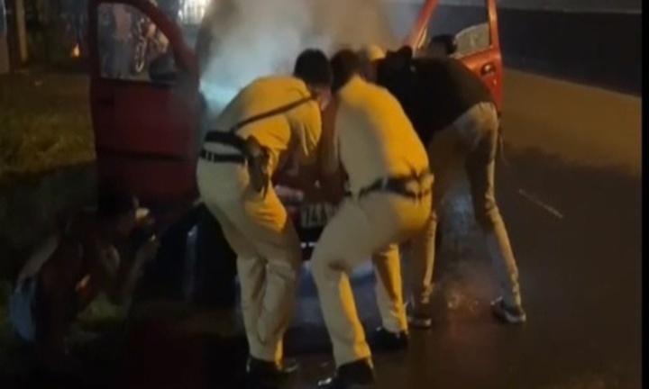 Clip: CSGT Tây Ninh cứu 2 người mắc kẹt trong ô tô đang bốc cháy