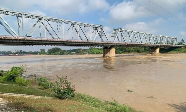 Tin thời sự hôm nay (4/10): Lật tàu trên sông ở Phú Thọ, nghi có người mất tích