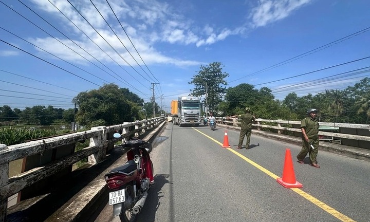 Tin tức tai nạn giao thông mới nhất ngày 4/10: Một phụ nữ bị xe container cán tử vong