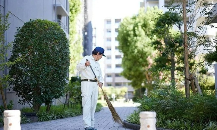 Triệu phú bất động sản có thu nhập 5,3 tỷ đồng/năm nhưng đi làm lao công để duy trì sức khỏe