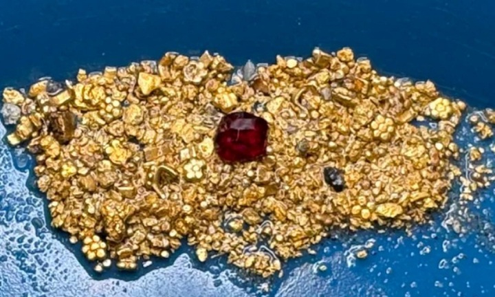 Tìm thấy kho báu với hơn 1.000 đồng xu vàng, bạc dưới xác tàu đắm 300 năm