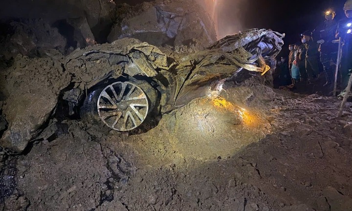 Vụ 3 người đàn ông mất tích cùng xe bán tải ở Lào Cai: Tìm thấy 2 thi thể trong xe ô tô bẹp dúm, hiện trường ám ảnh