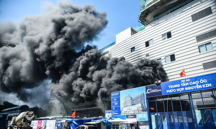 Hiện trường vụ cháy tại cao ốc trung tâm TP. Đà Nẵng, khói đen bốc lên nghi ngút