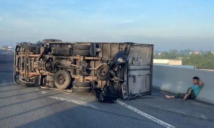 Hiện trường vụ va chạm giữa xe tải và xe cứu thương, tài xế mắc kẹt trong cabin, chấn thương nặng