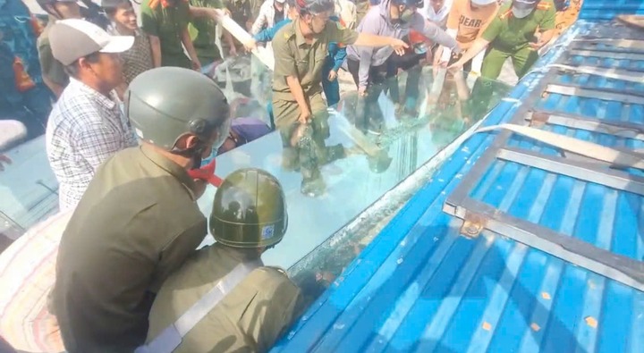 Đang bốc dỡ kính cường lực, 2 người đàn ông bị đè bất tỉnh: Hàng chục người hợp sức giải cứu