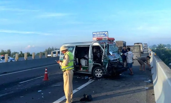 Tin tức tai nạn giao thông mới nhất ngày 5/10: Va chạm với xe tải, một phụ nữ tử vong