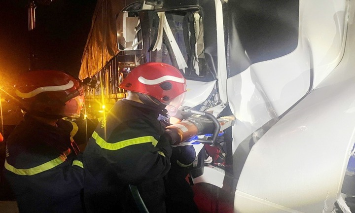 Hiện trường giải cứu 2 người mắc kẹt trong cabin sau tai nạn trên cao tốc TP.HCM - Dầu Giây