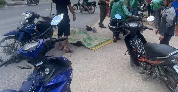 Xe máy ngã vào hông xe tải, anh bị cán tử vong, em bị thương  nặng ở TP.HCM