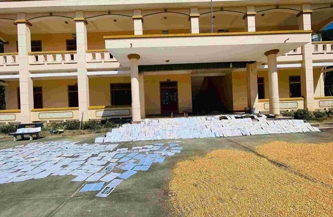 Xúc động hình ảnh học sinh vùng lũ ở Nghệ An cặm cụi phơi sách trên sân lúa 