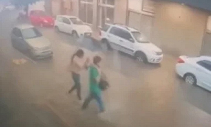 Lội nước để đến lớp học, nữ sinh 17 tuổi bị điện giật tử vong tại Brazil