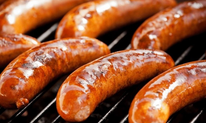 Nam thanh niên 25 tuổi ở Anh liệt giường sau khi ăn xúc xích có chứa thành phần ít ai ngờ