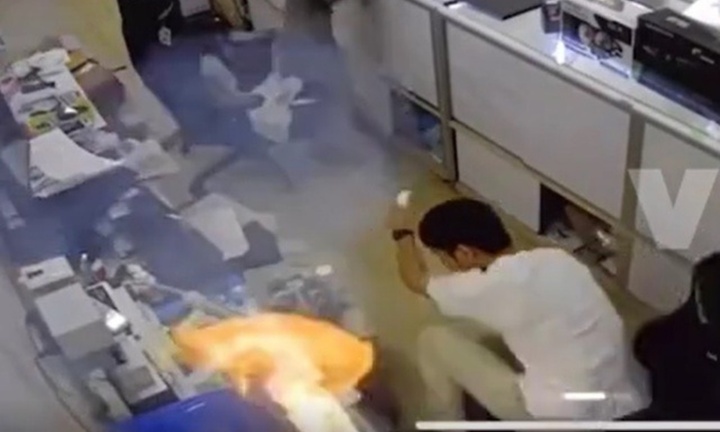 Clip: Đang sửa điện thoại, người đàn ông tá hoả khi pin lithium bất ngờ phát nổ 