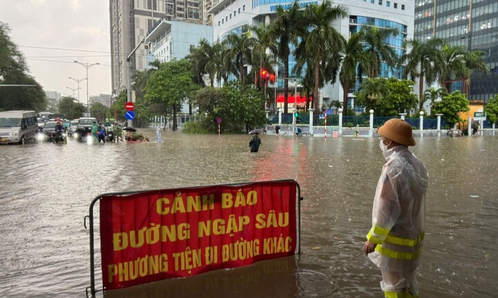 Hà Nội: Lực lượng CSGT chủ động bảo đảm giao thông trước ảnh hưởng do bão số 11