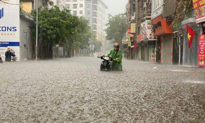 Cảnh báo khoảng 100 điểm có nguy cơ ngập lụt sáng nay tại Hà Nội