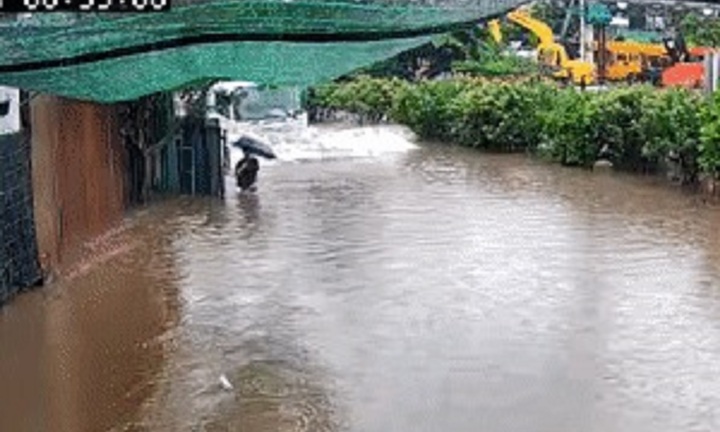 Clip: Xe tải lao vút trên đường ngập, sóng nước hất nam thanh niên ngã dúi dụi ở Hà Nội