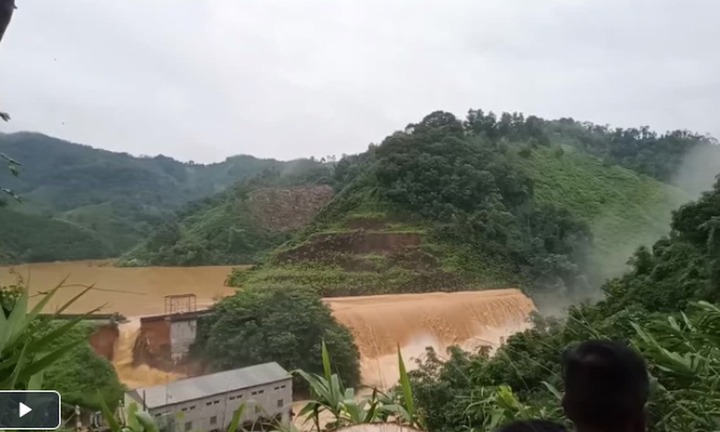 Clip: Vỡ đập thủy điện ở Lạng Sơn, nước lũ cuồn cuộn đổ xuống