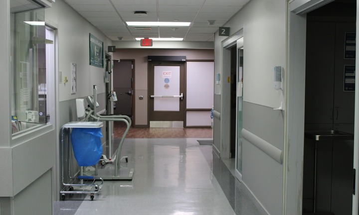 Áp xe ngực nặng vì tiêm filler không rõ nguồn gốc tại cơ sở 