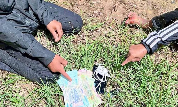 Hai đối tượng nghi trộm tiền bị bắt vì xe máy ...hết xăng giữa đường