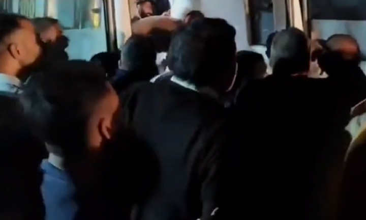 Clip: Hiện trường vụ lở đất chôn vùi chiếc xe buýt chở hàng chục hành khách tại Ấn Độ, ít nhất 18 người thiệt mạng