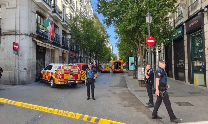 Tòa nhà 6 tầng bất ngờ đổ sập, 4 người thiệt mạng