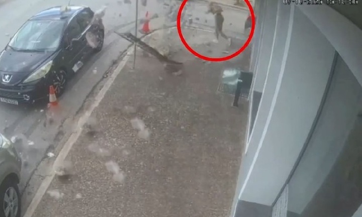 Clip:  Ban công đột ngột đổ sập, người phụ nữ thoát chết trong gang tấc