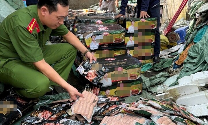 Hà Nội: Phát hiện gần 1,7 tấn xúc xích không rõ nguồn gốc